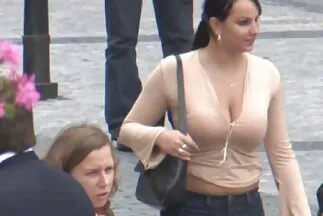 Egy szőke vadállat megcsavarja nagy zsákmányát egy sex videok ingyen kopasz fekete férfi előtt.