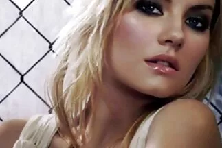 Fiatal lány élvezi a fekete fasz a magyarul beszélő pornó videók lyukból.