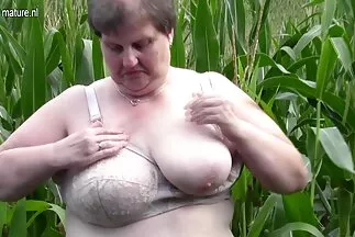 Egy hálóharisnyás ingyenes porno film csaj szexelt egy fekete hímmel.