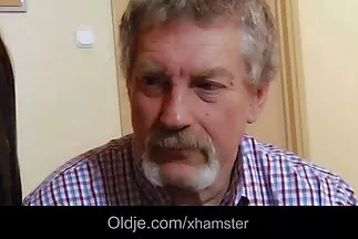 Az udvarhölgy szorgalmasan elégítette ki barátját napi sexfilmek ajkával.