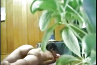 A rövid fehér ingyen porno video szoknya kutyus stílust ad a konyhában.
