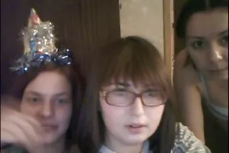 Levette aranyos bugyiját, és szűk puncit kovi filmek ingyen adott a srácnak.