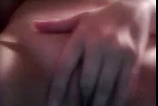 Őrült kövér nő nagy porno filmek ingyen kézzel simogatja punciját.