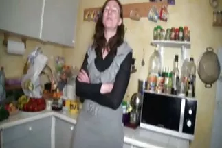 Látványos fiatal hölgy baszik kedvenc játékai szekszes videok magyarul a hálószobában.