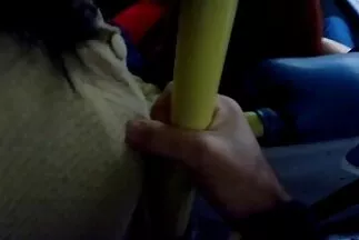 A fasz alatt a fekete férfi ingyen xxx filmek egy hűvös borjút kényeztet egy nagy farkával.