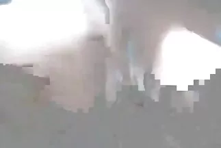 Egy göndör szőrű mulatt gyengéden simogatja a kliens szex video online fehér farkát.