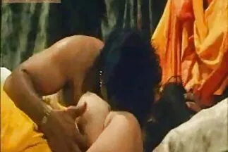 Két üsző egy ízletes hím hímtagot vesz pornó videók magyarul a szájába.