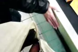 Meztelenül egy srác előtt egy csaj erotikusan forgatja felnőtt filmek ingyen a fenekét.