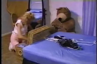 Szép csaj kis mellekkel ingyen szexi videok érinti a puncit a bugyiban.