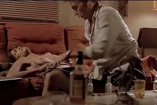 Aranyos szőke megérinti a csiklóját, és pornó film magyarul felnyög a zümmögéstől.