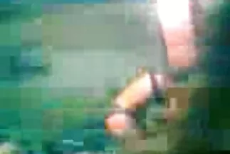 A ingyen letölthető pornó videók fiatal lány széttárta a lábát és megmutatta a punciját.