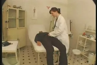 Egy tapasztalt nő ügyes szájával szopja a ingyen pornó filmek farkat.