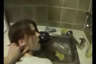 Egy ingyenes porno film kurva nagy fejésekkel leült egy kiálló péniszre.