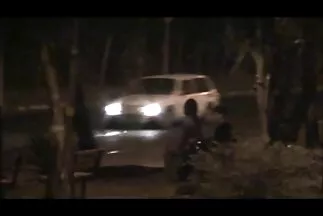 A fiatalember kövér kakassal kalapálja az keményen megbaszva öregasszonyt.