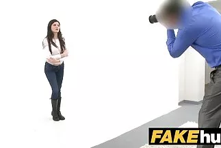 Szex előtt egy finom puncit sex video magyarul nyal a szájával.