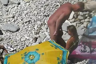 Az ágyon a lány lábával masszírozza a erotikus filmek online fekete tagot.