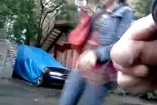 A ribanc ingyen pornó filmek lenyel egy fekete farkat a szájával.