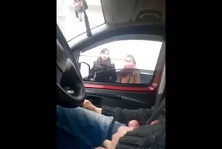 A szégyentelen lány megszívta a barátját a parkban. szex videók ingyen online