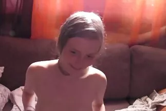 A kéjes szex videók ingyen fickó hazahozta a szépséget és a szájába adta.