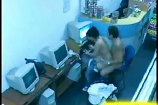Slampos titkárnő egy fasszal játszik az irodában apa lánya szex videók ingyen a térdén.