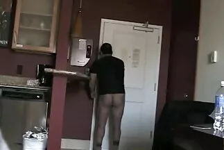 Egy fiatal csaj az ujjaival behatolt a puncijába. indaerotika