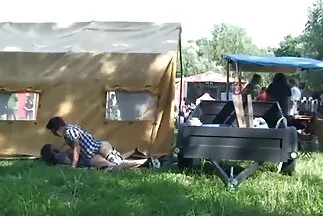 Megdugta szex videók letöltés a lányt az asztalon egy meleg punciban.