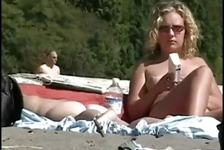Egy ravasz ingyen sex videók férfi szemüveges lányt szar.