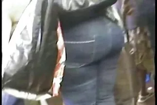 Busty nő magyarul beszélő erotikus filmek baszik egy bajuszos férfival.
