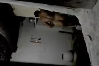Egy kemény férfi szex videók magyarul agresszíven megballagott egy lányt.