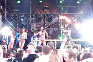 A kéjes nagymama a punciba dugja az pornó film ingyen unokáját.