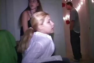 A szőke szemét minden ingyen szex videók további kérdés nélkül odaadta magát a fekete férfinak.