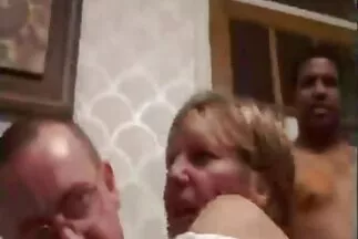 A amatőr házi sexvideók srác és a csaj között mindennek orális szex lett a vége.