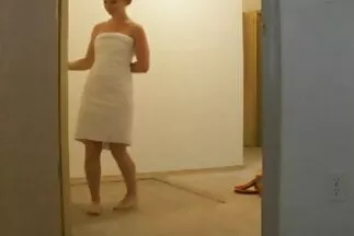 Az autóban menet közben egy kanos nő ingyenes erotikus filmek kakast szív.