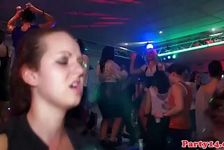 Egy szerető telivér srác lassan és finoman családi sex videók ingyen hatolt be a punciba.