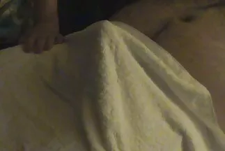 Egy tapasztalatlan hím online pornó filmek a punci mélyén baszik meg egy új szeretőt.