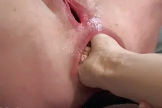 Megbassza egy fiatal ingyen filmek sex szőke sapkáját rákpózban.