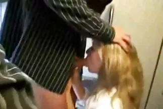 Egy szemüveges csávó ingyen pornó film erőteljesen megrohan egy harisnyanadrágos lányt.