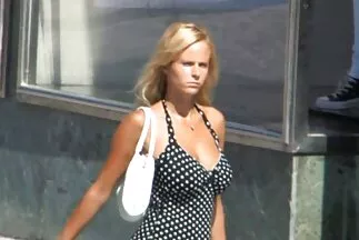 A fekete hajú csaj megragadta a sex filmek ingyen gyönyörű punciját a kezével.