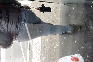 A dögös csajok felváltva lovagolnak egy közös barát erotikus filmek online falloszán.