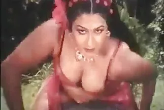 Érett hölgyek nagy pornó ingyen videó mellekkel rángatják le a kakast.