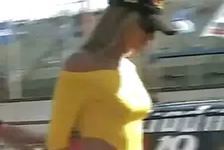 A kopasz férfi egy rugalmas porno video ingyen hasadékba szúrta a szőkét