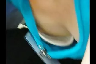 Gátlástalan csávó fújt egy ingyenes porno film sötét bőrű lányt.
