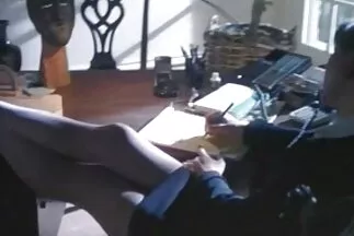 Egy vulgáris barna füttyel a szájába veszi a porno videok ingyen farkat.
