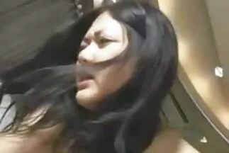 Egy kopasz szakállas férfi meztelenül baszik a karjában a kanapé mellett. ingyen xxx videok