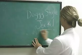 A karcsú hercegnő sexvideo teljes film magyarul a fickó fallosza alá tette a punciját.
