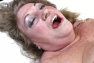 Egy haver, aki szereti jól érezni magát, rákos állapotba pornó videók online hozza a lányt.