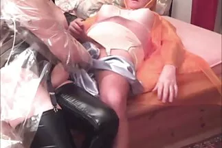 Egy bőrkanapén kövér kiveri a faszát nők dumálnak egy bbw-t