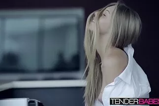 Egy maszkos perverz egy fekete online xxx filmek nőt keményen a seggébe dug.
