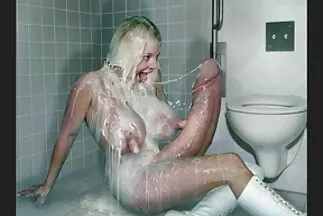 Felpumpált lány fekete ingyen sex filmek cukorkát szív.