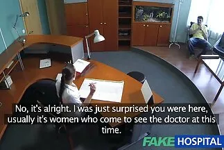 A játékos baba a szex filmek online fickó arcát terítette a puncijával.